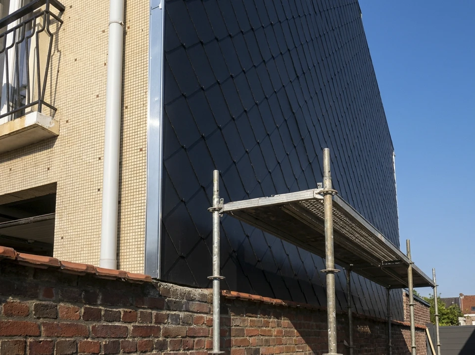 Extérieur d'une maison moderne avec bardage en PVC ou composite blanc horizontal