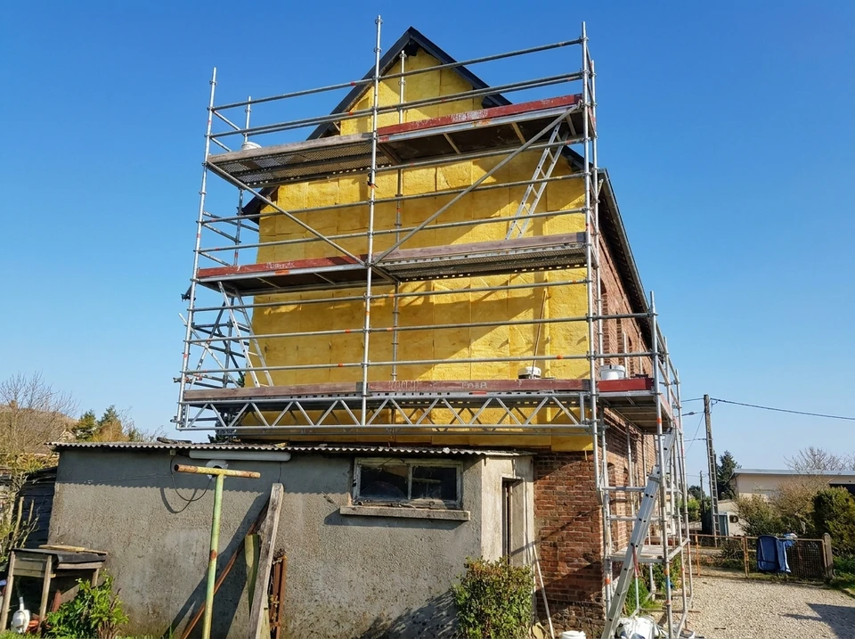Extérieur de bâtiment présentant deux sections de bardage à clin horizontal